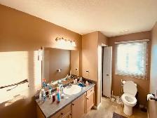 Master bedroom with a private  bathroom and a walk-in closet - Photo 3