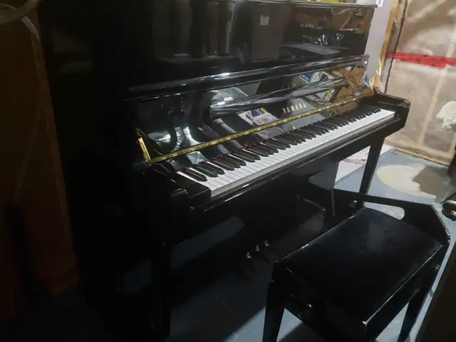 Yamaha Upright Piano – Excellent Condition (9/10)