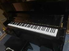 Yamaha Upright Piano – Excellent Condition (9/10) - Photo 5