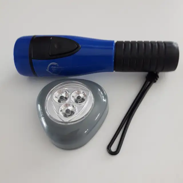 2LAMPES DE POCHES À BATTERIES NEUVES OUTIL MANUEL: $5.00 CHACUNE