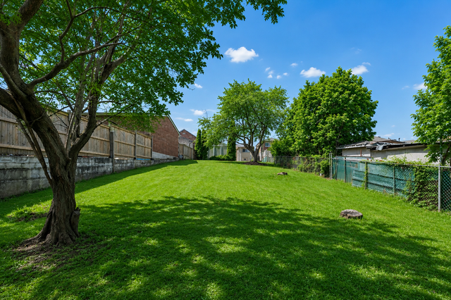 Premium & Quiet Neighborhood | 2BR   Walk-Out | Ravine | All Inc