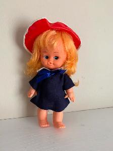 POUPÉE NEUVE MOBILE 8' DE HAUT AVEC SA ROBE SON CHAPEAU: $5.00