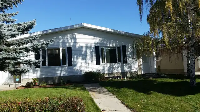 3 Bed 1 Bath Unit in Olds, AB