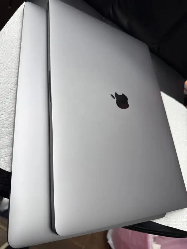 Apple MacBook Pro 15' (2019) - 16/500, i7 8th Gen.