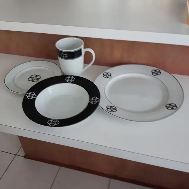 4 ASSIETTES,4 PLATS,4PETITES ASSIETTES 4TASSES: $65.OO POUR TOUS