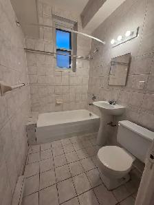 4 ½ spacieux - 2 chambres fermées & cuisine rénovée - Snowdon - Photo 5
