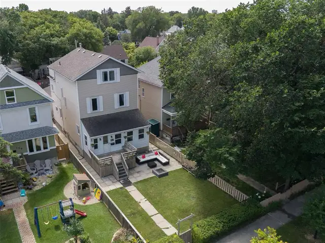 SPACIOUS NEW LISTING! 286 Eugenie St