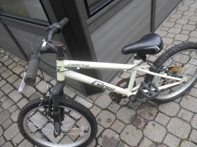 1-BICYCLETTE 20 POUCES POUR ENFANTS DE MARQUE TWENTY GLOW 7 VIT.