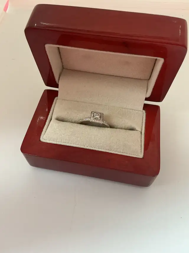 bague en or 10k avec diamants