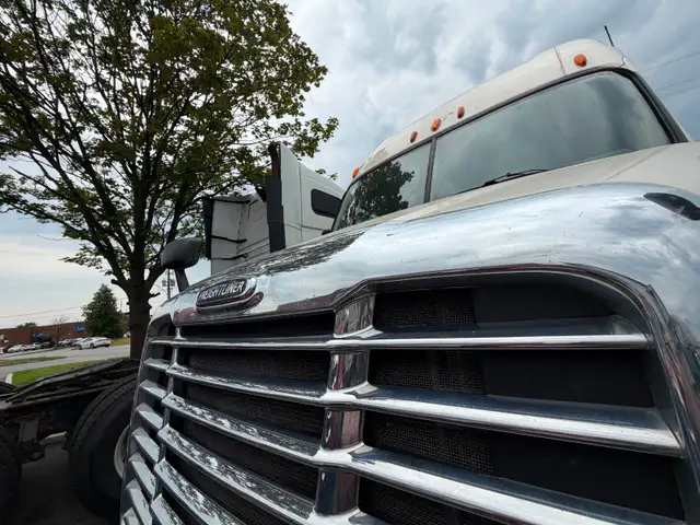 USED FREIGHTLINER CASCADIA FOR SALE Excellent Condition •