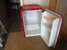 COLLECTORS BEER FRIDGE - Photo 2