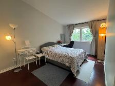 master bedroom with large closet in a beautiful townhouse - Photo 3