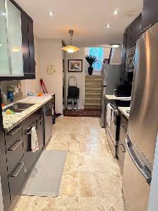 master bedroom with large closet in a beautiful townhouse - Photo 4
