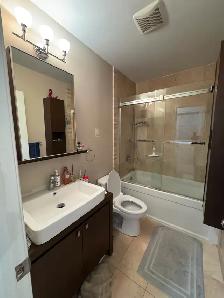 master bedroom with large closet in a beautiful townhouse - Photo 8