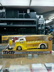Jada M&M's 1947 Ford COE Flatbed