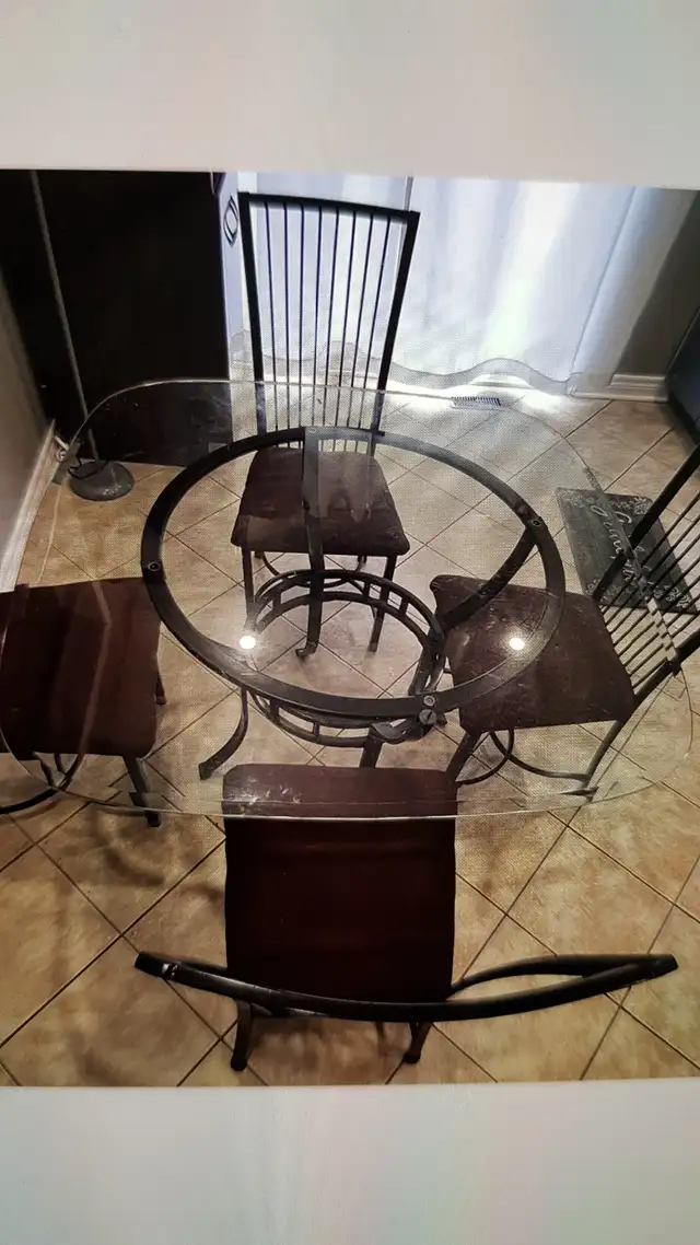 Dining table for sale