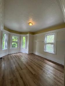 Beautiful bright one bedroom - Photo 2