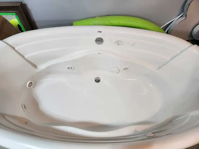 NEW MAAX Whirlpool Tub WITH ELECTRONIC CONTROLS $900