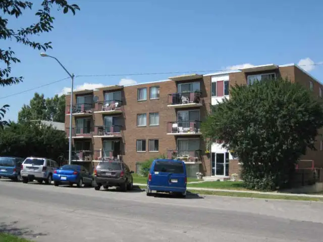 RENOVATED LARGE inner-city 2BR apt, 15 min to downtown (Sunalta)