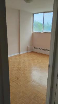 Spacious 1 and 2 Bedroom Apartments close to TTC, shops and groc - Photo 5