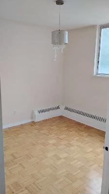 Spacious 1 and 2 Bedroom Apartments close to TTC, shops and groc - Photo 8