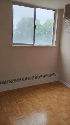Spacious 1 and 2 Bedroom Apartments close to TTC, shops and groc - Photo 9