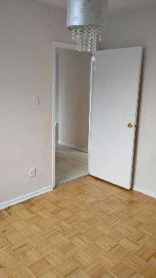 Spacious 1 and 2 Bedroom Apartments close to TTC, shops and groc - Photo 11