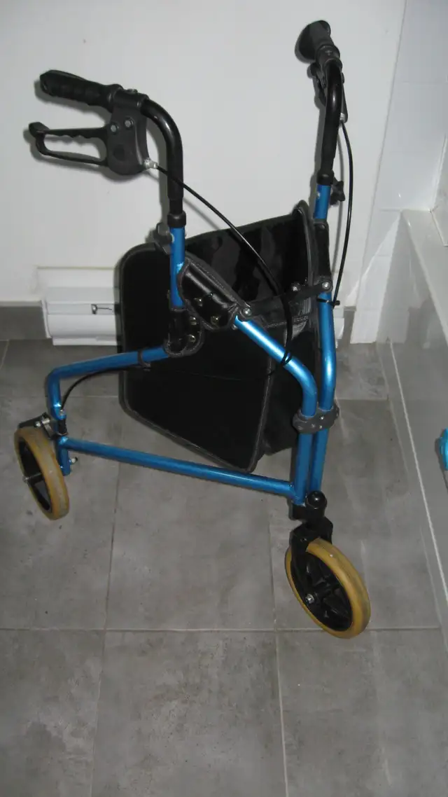 Déambulateur a 3 roues