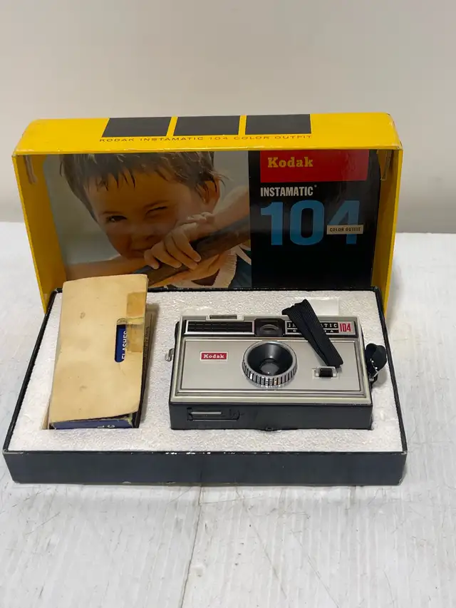 Kodak Instamatic 104 Color Outfit camera