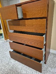 Bedroom 4 drawer chest and 2 drawer side table - Photo 6