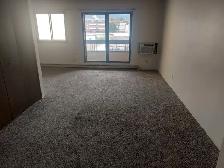 Senior Bachelor Suite - Photo 2