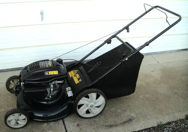 YARDWORKS REAR BAG GAS LAWNMOWER