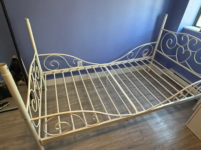 Metal frame single bed