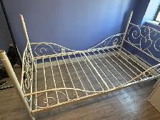 Metal frame single bed