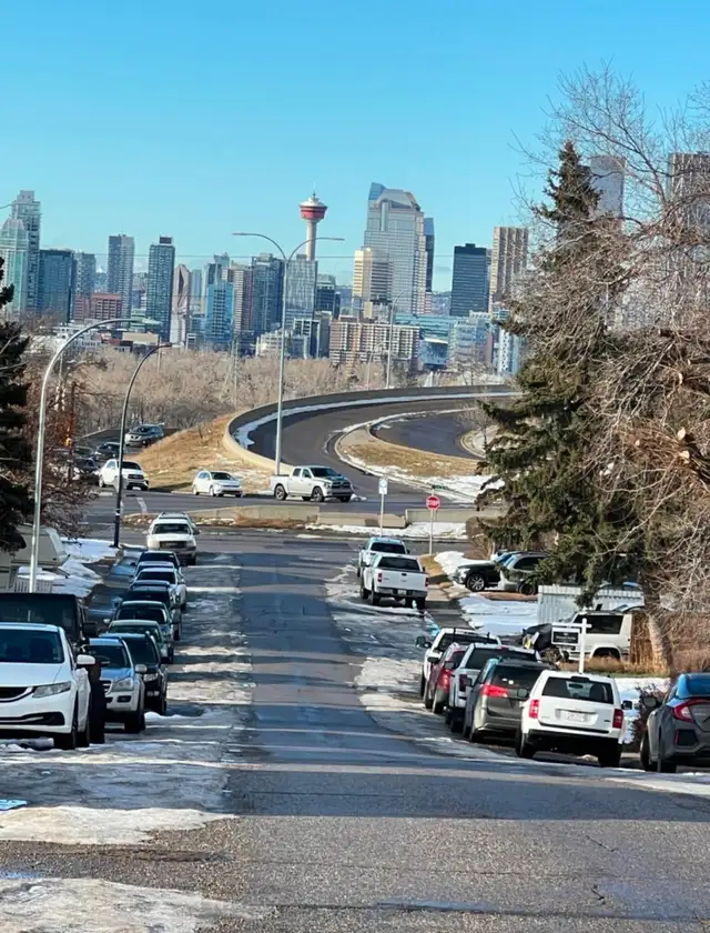 5 min Walk to Franklin / Barlow Max Bell Ctrain / 9 min Downtown