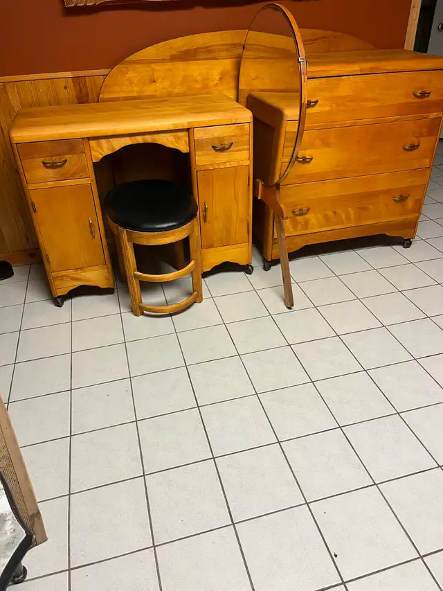 2 Bureaux 2 miroirs 1 tête de lit et tabouret