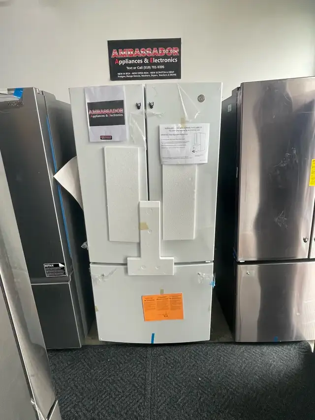 NEW 33" GE Counter Depth Fridge internal Water & Ice(18.6 Cu.Ft)