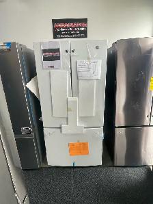 NEW 33" GE Counter Depth Fridge internal Water & Ice(18.6 Cu.Ft)