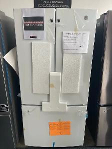 NEW 33" GE Counter Depth Fridge internal Water & Ice(18.6 Cu.Ft) - Photo 2