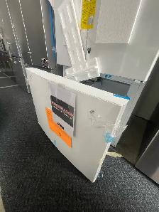 NEW 33" GE Counter Depth Fridge internal Water & Ice(18.6 Cu.Ft) - Photo 7