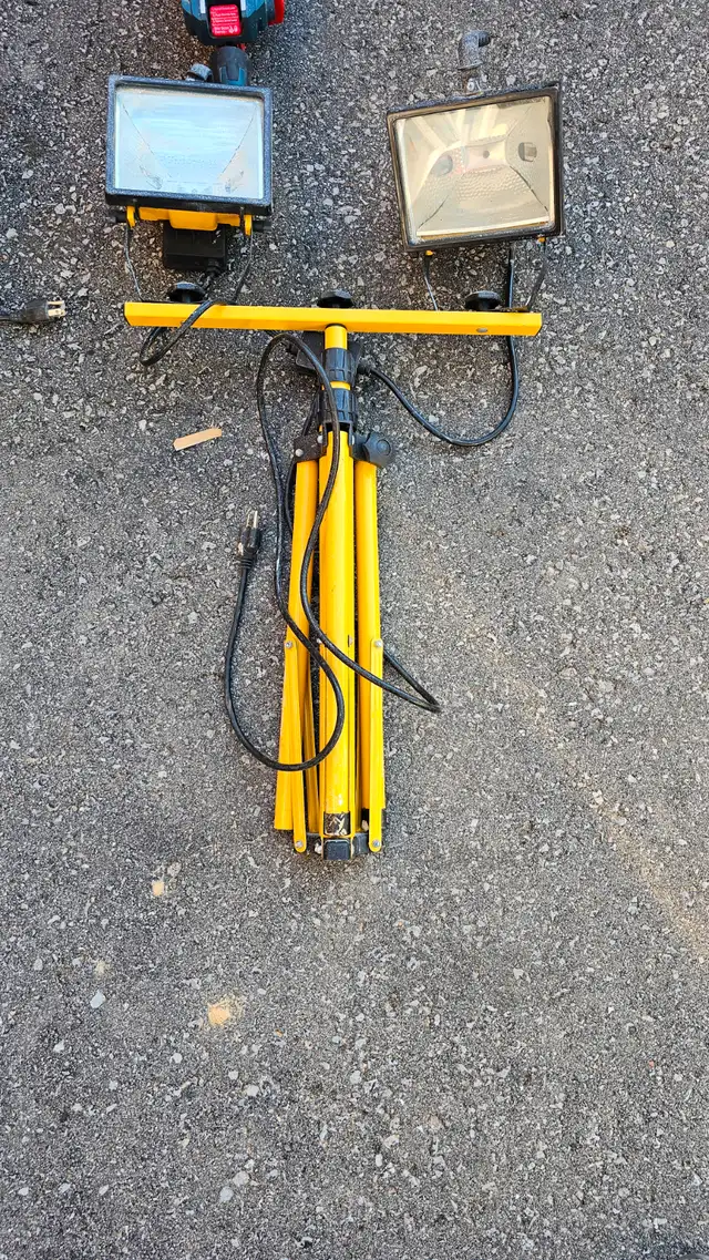 WORKSITE LIGHTS (2 OF THEM)