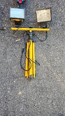 WORKSITE LIGHTS (2 OF THEM)