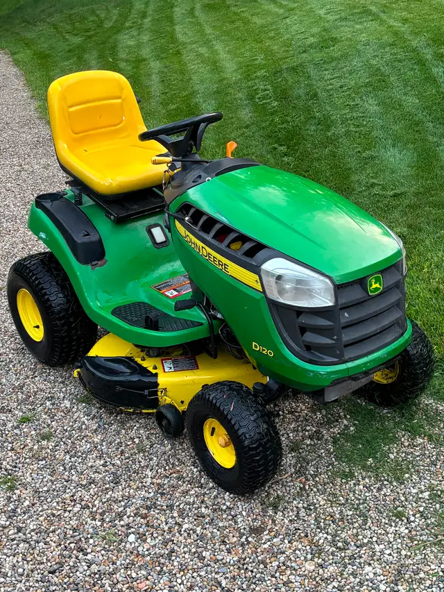 John Deere. D120