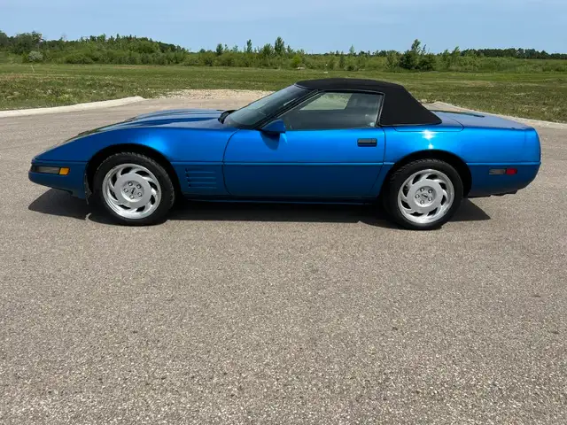 1992 Corvette LT1 - CONVERTIBLE  - VERY - VERY - LOW KM