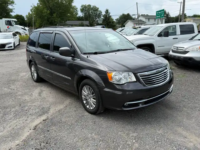 2016 Chrysler Town & Country TOURING