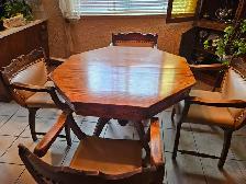 Table octogonale en bois avec quatre chaises