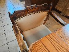 Table octogonale en bois avec quatre chaises - Photo 2