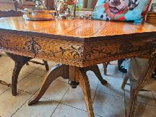 Table octogonale en bois avec quatre chaises - Photo 3