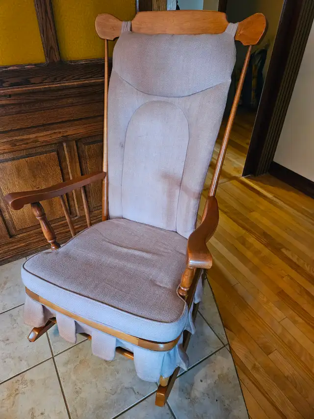 Chaise berçante en bois