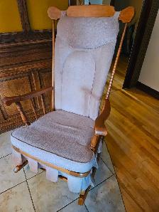 Chaise berçante en bois